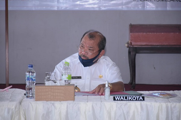 Wali Kota Gunungsitoli Lakhomizaro Zebua saat konferensi pers di Restoran Kaliki, Senin (4/5/2020)/Foto:Istimewa