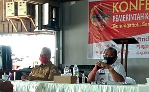Wali Kota Gunungsitoli Lakhomizaro Zebua saat konferensi pers di restoran Kaliki, Senin (4/5/2020)/Foto:istimewa