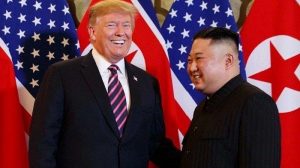 Donald Trump dan Kim Jong Un saling menyapa sesaat sebelum melakukan pertemuan kedua di Hanoi, Vietnam/AFP
