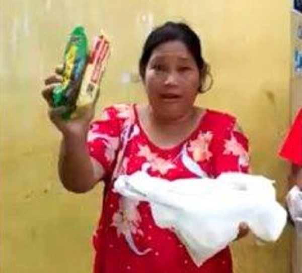 Emak Sari, warga Cimone yang protes soal bansos sembako/tangkapan layar