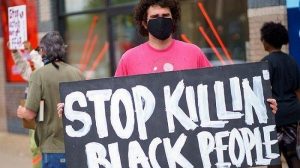 Warga Amerika berdemontrasi atas pembunuhan pria kulit hitam George floyd oleh Polisi/AFP
