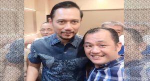 Ketua Umum Partai Demokrat, Agus Harimurti Yudhoyono (kiri) bersama Ketua DPC Partai Demokrat Kota Gunungsitoli, Herman Jaya Harefa (kanan)/foto: Ist