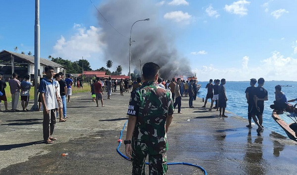 Personel Koramil 013 Pulau Pulau Batu, Posmat Pulau Tello, dan Pegawai Perikan beserta warga mencoba memadamkan api KM Ranjungan dengan menggunakan selang dan ember/foto:ist