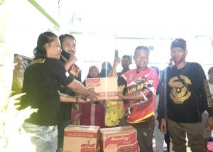 Penyerahan bantuan berupa mie instan Pengurus PAC Pemuda Pancasila Kecamatan Brebes untuk warga korban banjir rob/foto:istimewa