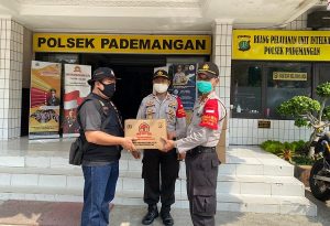 Penyerahan paket sembako dari Polsek Pademangan kepada Pokdar Kamtibmas/foto:istimewa