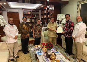 Ketua Umum DPP Partai Gerindra Prabowo Subianto menyerahkan surat rekomendasi pencalonan Soerya Respationo dan Iman Sutiawan sebagai pasangan Calon Gubernur dan Wakil Gubernur untuk maju dalam Pilkada Kepri pada Desember 2020 mendatang/ist