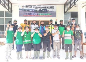 Pengurus Radio Antar Penduduk Indonesia (RAPI) Kota Gunungsitoli bersama dengan para petugas kebersihan usai penyerahan masker/Foto:istimewa