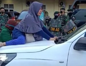 Seorang wanita di Makassar naik ke kap mobil jenazah memohon agar ibunya tidak dimakamkan dengan protokol Covid-19/net