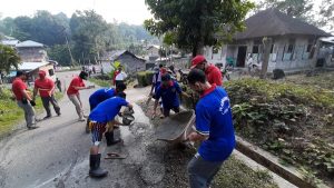 Para petugas Lapas Kelas II B Gunungsitoli bersama TNI-Polri dan Warga Binaan sedang melaksanakan Baksos memperbaiki bahu jalan lingkungan Desa Boyo, Jum'at (3/7/2020)/foto:istimewa