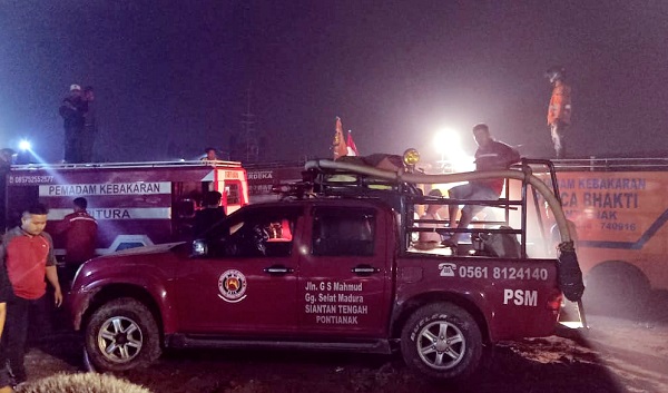Mobil Damkar bersama para personel Damkar di Kota Pontianak dikerahkan untuk memadamkan api/ist