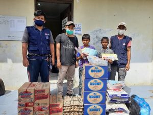 Muhammad Munawir Lasiyono, tokoh muda asal Brebes saat menyerahkan bantuan kepada pengungsi Rohingya di Kantor Imigrasi Punteut, Kota Lhokseumawe, Nanggroe Aceh Darussalam/foto:ist