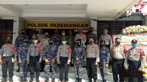 Sinergitas TNI, Polri dan masyarakat saat HUT Bhayangkara ke-74 di Polsek Pademangan/istn