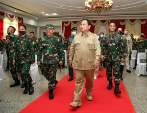 Menhan Prabowo Subianto didampingi Kasad Jenderal TNI Andika Perkasa saat kunjungan kerja ke Akmil Magelang, Jumat (3/7/2020)/dok.Dispenad