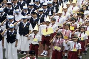 poswa baru mengikuti upacara bendera di SMPN 4 Jakarta pada hari pertama sekolah Senin (15/7/2013). - Antara