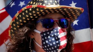 Seorang warga AS dengan masker berbendera AS (Foto: Reuters)
