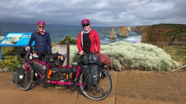 Cat Dixon berusia (54 tahun) dan Raz Marsden (55 tahun) keliling dunia dengan sepeda tendem selama 263 hari. (dok. Guinness World Records Day)
