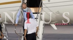 Foto - diterbitkan oleh Nius - tampaknya menunjukkan Juan Carlos tiba di Abu Dhabi pada hari dia mengumumkan akan meninggalkan Spanyol