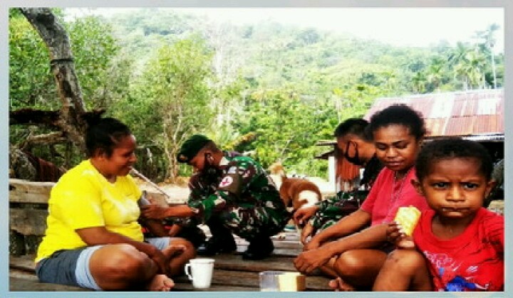 Prajurit TNI Yonif Mekanis Raider 413/Bremoro Kostrad cek kesehatan warga kampung Nafri Papua - Foto: Ist