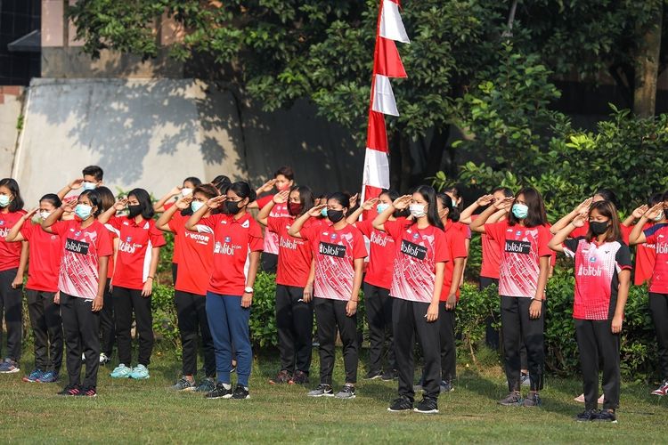 Para penghuni Pelatnas PBSI melangsungkan upacara bendera dalam memperingati ulang tahun ke-75 RI yang jatuh tepat hari ini, 17 Agustus 2020. (DOK. BADMINTON INDONESIA)