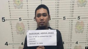 Komandan Abu Sayyaf, Anduljihad Susukan di Kantor Polisi Kota Davao di provinsi Davao, Filipina selatan, Kamis 13 Agustus 2020 - Foto:AP
