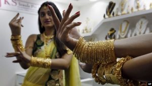 Masyarakat di India gemar memakai perhiasan emas (Foto: Istimewa)