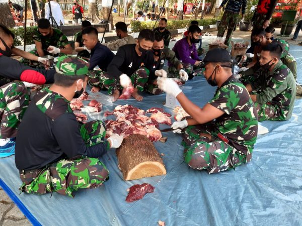 Mabes TNI mendistribusikan daging kurban secara langsung kepada masyarakat melalui Kodim (Foto: dok.Mabes TNI)