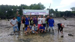 Aksi menaman 1.000 bibit pohon mangrove Yayasan Rakyat Peduli Lingkungan (Rapel) Kota Batam di Pantai Tanjung Tritip, Tanjung Uma, Batam Kepulauan Riau, Minggu (9/8/2020)/foto:istimewa