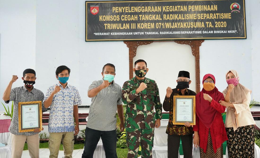 Kolonel Inf Dwi Lagan Safrudin, S.I.P.bersama masyarakat - Foto:Ist