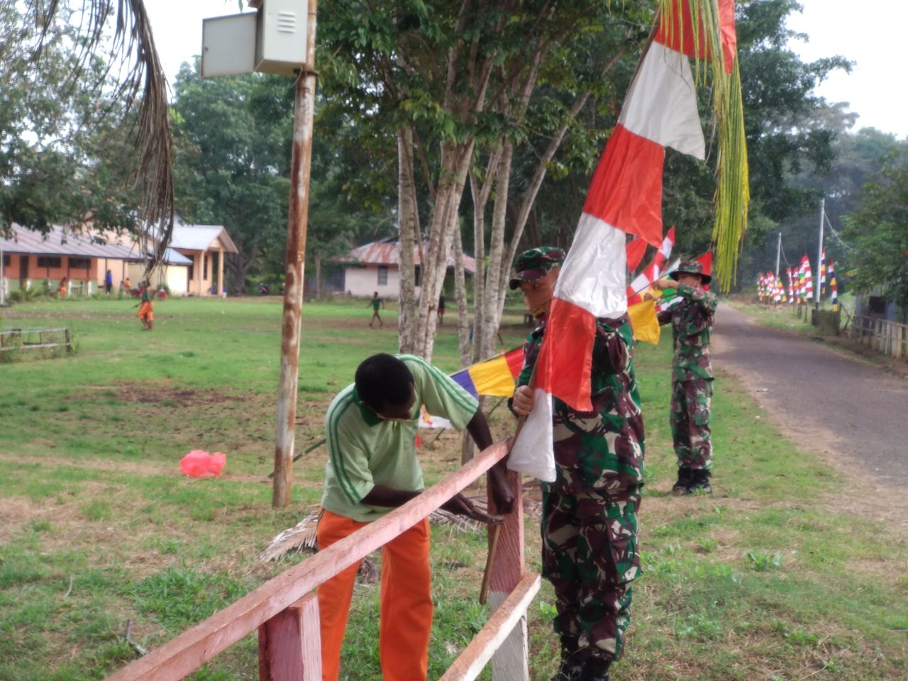 Kerja bakti bersama guru dan siswa-siswi SD YPPK ST. Fransiskus Xaverius, Distrik Sota, Kabupaten Merauke, Papua. - Foto: Ist