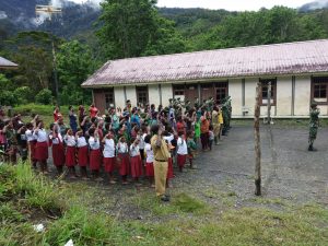 Upacara bendera memperingati HUT Kemerdekaan RI yang ke-75, di Omponi distrik Tembagapura Papua./Ist