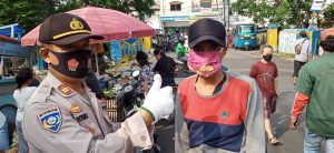 Polsek Pademangan bagikan masker kepada warga - Foto:Gempita.co