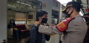 Kapolsek Pademangan Kompol Argadija Putra mengenakan masker kepada seorang penumpang kereta/dok.Humas Polsek Pademangan