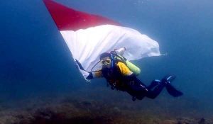 Konvoi bendera di dasar laut tersebut merupakan acara tahunan Pemerintah Raja Ampat dalam rangka memeriahkan HUT Kemerdekaan Indonesia - Foto: Ist