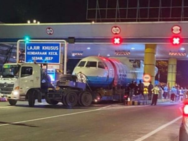 Pesawat N250 Gatot Kaca tersangkut atap gerbang tol Banyumanik - Foto: Ist