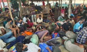 Sebanyak 297 pengungsi etnis Rohingya kemudian dikumpulkan sementara di pinggir pantai Ujung Blang, yaitu di bangunan kafe, sebelum akhirnya dipindahkan ke tempat yang lebih layak/FOTO: BBC