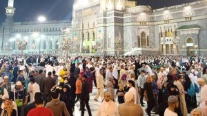 Umat muslim memadati area sekitar Masjidil Haram pasca Arab Saudi pemerintah Arab Saudi yang menangguhkan sementara kedatangan warga negara asing, di Mekah, Arab Saudi, 27 Februari 2020. ANTARA/Arief Chandra