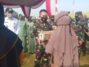 Mayjen TNI Dudung Abdurachman, S.E membagikan paket sembako -Foto: Puspen TNI