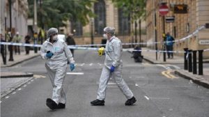 TIm Forensik Inggris memeriksa tempat kejadian pembunuhan - Foto: BBC