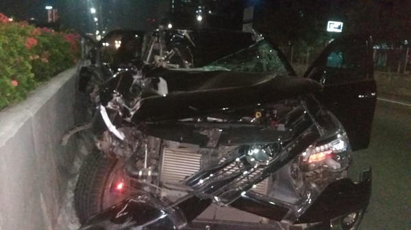 Mobil Toyota Fortuner rusak parah menabrak truk di Jalan Tol Kebon Jeruk depan Kampus Esa Unggul/dok.Twitter Polres Jakbar
