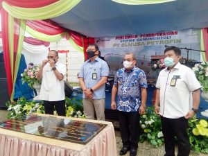 Wali Kota Lakhomizaro Zebua, Haris Syahrudin, dan Gema Iriandus Pahalawan setelah menandatangani prasasti peresmian SPPBE Gunungsitoli, Rabu (9/9/2020)/foto:ist