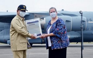 Menhan Prabowo Subianto menerima bantuan ventilator dari AS yang diserahkan Wakil Dubes AS untuk Indonesia Heather Variava di Pintu Selatan Lanud Halim Perdanakusuma Jakarta, Minggu (30/8/2020)/dok:Kemhan