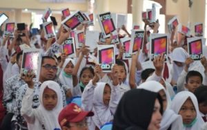 ?Sejumlah siswa memegang tablet yang dibagikan Kemendikbud dalam program Digitalisasi Sekolah. Foto: Kemendikbud/Dok. Humas