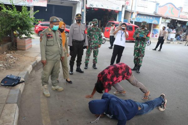 Kodim 0510/Trs bersama Polresta dan Pemda Gelar Operasi Yustisi, Operasi Yustisi di Tangerang 20 Orang Ditegur, 10 Orang disanksi karena melanggar protokol kesehatan - Foto: Puspen TNI
