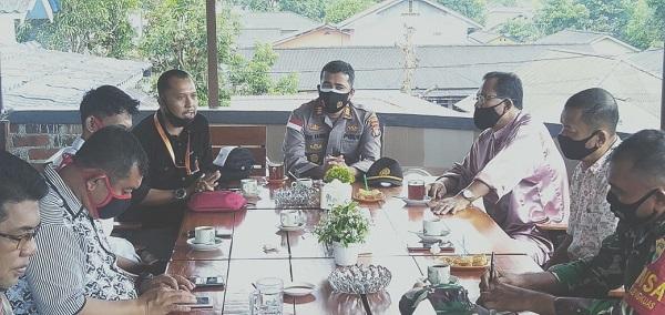 Kapolsek Bintan Timur AKP Ulil Rahim bersama pihak penyelenggara, pengawa, dan timses peserta Pilkada membahas pelakasanaan Pilkada di wilayah Bintan Timur, Selasa (29/9)/foto: ist