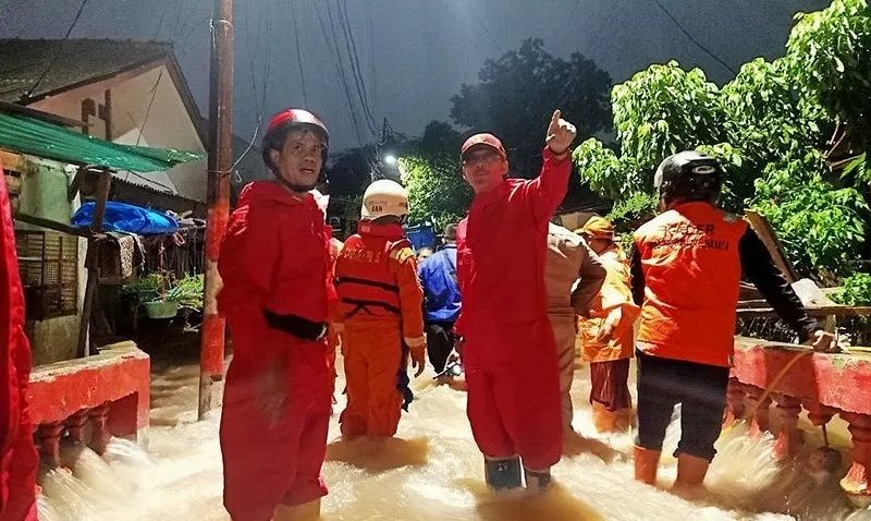 Banjir Merendam Ratusan Warga di Kelurahan Ciganjur, Kecamatan Jagakarsa, Jakarta Selatan, Sabtu 10 Oktober 2020 malam (/ANTARA/HO-Damkar Jakarta Selatan)
