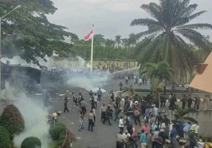 Massa aksi tolak UU Cipta Kerja dibubarkan aparat dari halaman Gedung DPRD Lampung - Foto: Antara