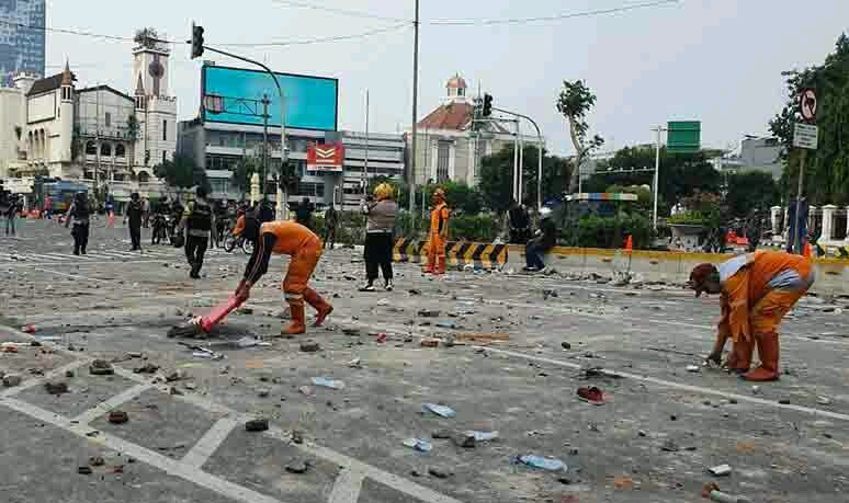 Petugas DLH DKI Jakarta membersihkan sampah pasca demo Tolak UU Ciptaker - Foto: Antara