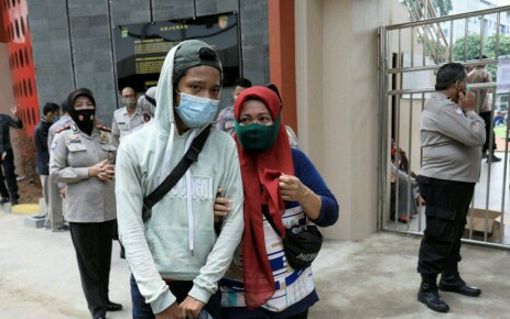 Orang tua menjemput anaknya di Polda Metro Jaya, Jakarta setelah diamankan aparat usai demo UU Ciptaker - Foto: Istimewa