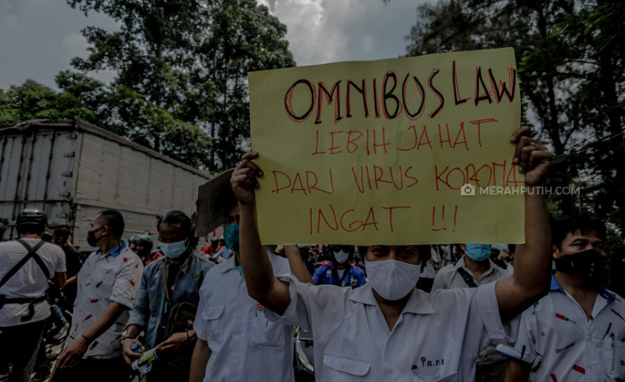 Aksi Demo menolak UU Cipta Kerja - Foto: MerahPutih