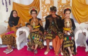 Pernikahan AR pelajar SMK yang menikahi FT dan MR dengan resepsi bersamaan di Lombok Barat, Nusa Tenggara Barat. foto: Facebook @mariani